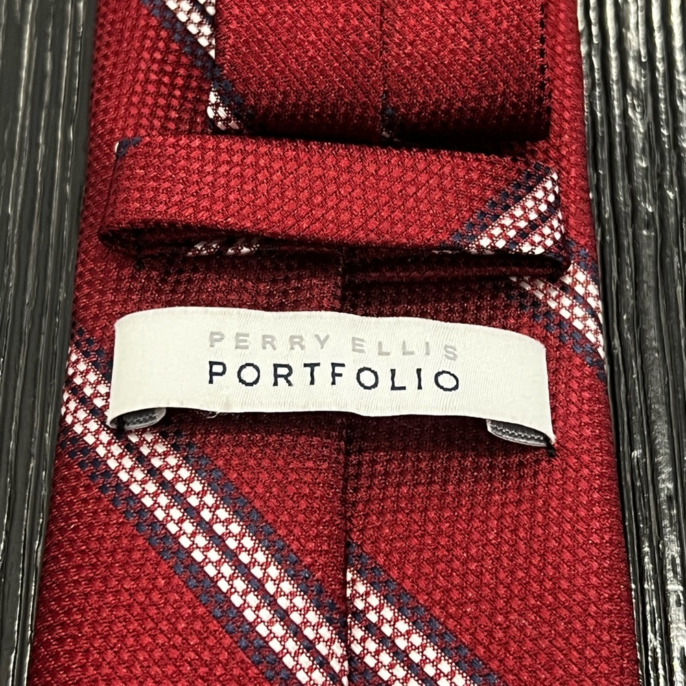 Men’s Tie
Length (TALL)
Dry clean only 
Gently used